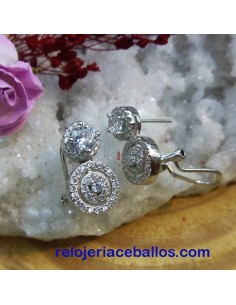 Pendientes con rosetas de pedrería y omega 651-109