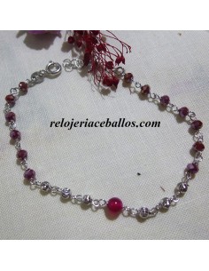 Pulsera magenta con bolitas talladas P6