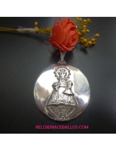 Medallón de plata con la Virgen de Covadonga