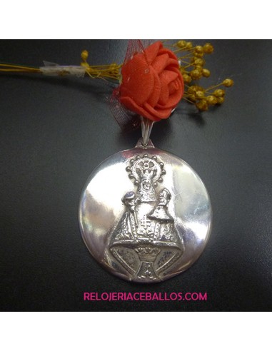Medallón de plata con la Virgen de Covadonga