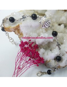 Pulsera artesana con cruces...