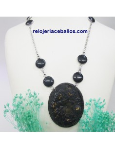 Collar de carbón redefinido con camafeo