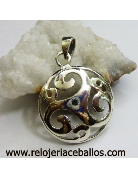 Colgante celta con triskel ref 106-0107
